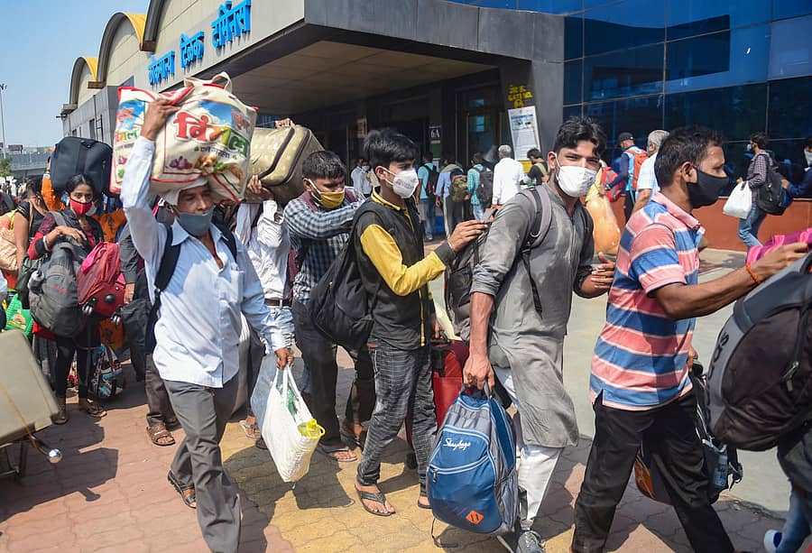ಮಹಾರಾಷ್ಟ್ರದಾದ್ಯಂತ ಕೋವಿಡ್‌ 19 ನಿಯಂತ್ರಣದ ಹಿನ್ನೆಲೆಯಲ್ಲಿ ಕಠಿಣ ನಿರ್ಬಂಧಗಳನ್ನು ಜಾರಿಗೊಳಿಸಿದ ನಂತರ, ಮುಂಬೈನ ಲೋಕಮಾನ್ಯ ತಿಲಕ್ ಟರ್ಮಿನಸ್ ರೈಲ್ವೆ ನಿಲ್ದಾಣದಲ್ಲಿ ಬುಧವಾರ ತಮ್ಮ ತಮ್ಮ ಊರುಗಳಿಗೆ ತೆರಳು ರೈಲಿಗಾಗಿ ಕಾಯುತ್ತಿರುವ ಪ್ರಯಾಣಿಕರು.