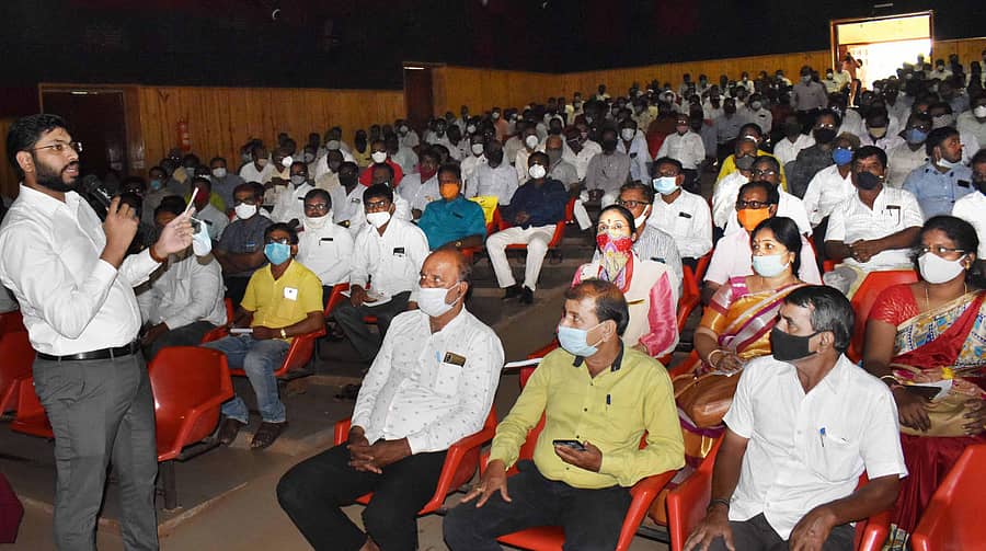 ಬೀದರ್‌ನ ಜಿಲ್ಲಾ ರಂಗ ಮಂದಿರದಲ್ಲಿ ಮತಗಟ್ಟೆ ಅಧಿಕಾರಿಗಳು, ಸಹಾಯಕ ಮತಗಟ್ಟೆ ಅಧಿಕಾರಿಗಳು ಹಾಗೂ ಇತರೆ ಸಿಬ್ಬಂದಿಗೆ ಆಯೋಜಿಸಿದ್ದ ಎರಡನೇ ಹಂತದ ಪೂರ್ವಭಾವಿ ಚುನಾವಣಾ ತರಬೇತಿಯಲ್ಲಿ ಜಿಲ್ಲಾಧಿಕಾರಿ ರಾಮಚಂದ್ರನ್‌ ಆರ್  ಮಾತನಾಡಿದರು