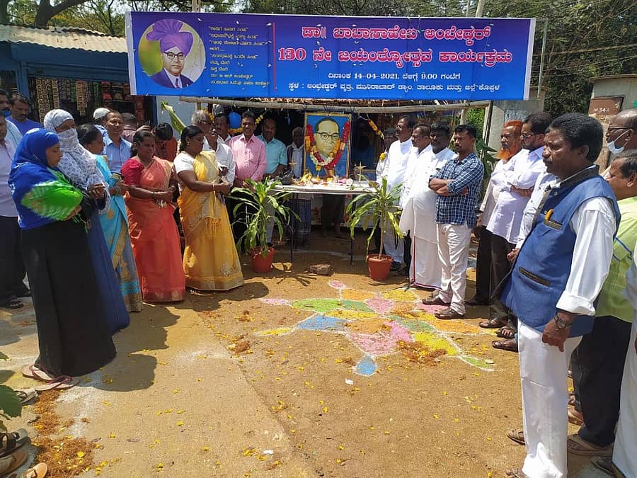 ಮುನಿರಾಬಾದ್ನ ಇಂದಿರಾ ವೃತ್ತದಲ್ಲಿ ಬುಧವಾರ ನಡೆದ ಡಾ.ಬಿ.ಆರ್.ಅಂಬೇಡ್ಕರ್ ಜಯಂತಿ ಕಾರ್ಯಕ್ರಮದಲ್ಲಿ ಅವರ ಭಾವಚಿತ್ರಕ್ಕೆ ಮಾಲಾರ್ಪಣೆ ಮಾಡಲಾಯಿತು