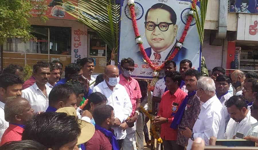 ಕುಷ್ಟಗಿಯಲ್ಲಿ ಡಾ.ಬಿ.ಆರ್.ಅಂಬೇಡ್ಕರ್ ಅವರ ಹೆಸರಿನ ನಾಮಫಲಕಕ್ಕೆ ಸಂಸದ ಸಂಗಣ್ಣ ಕರಡಿ ಮಾಲಾರ್ಪಣೆ ನೆರವೇರಿಸಿದರು