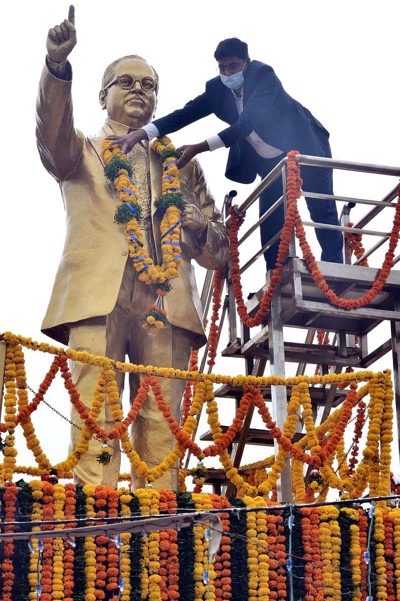 ಬೀದರ್ನ ಬುಧವಾರ ಜಿಲ್ಲಾಧಿಕಾರಿ ರಾಮಚಂದ್ರನ್ ಆರ್ ಅವರು ಭಾರತ ರತ್ನ ಬಾಬಾಸಾಹೇಬರ ಪ್ರತಿಮೆಗೆ ಮಾಲಾರ್ಪಣೆ ಮಾಡಿದರು