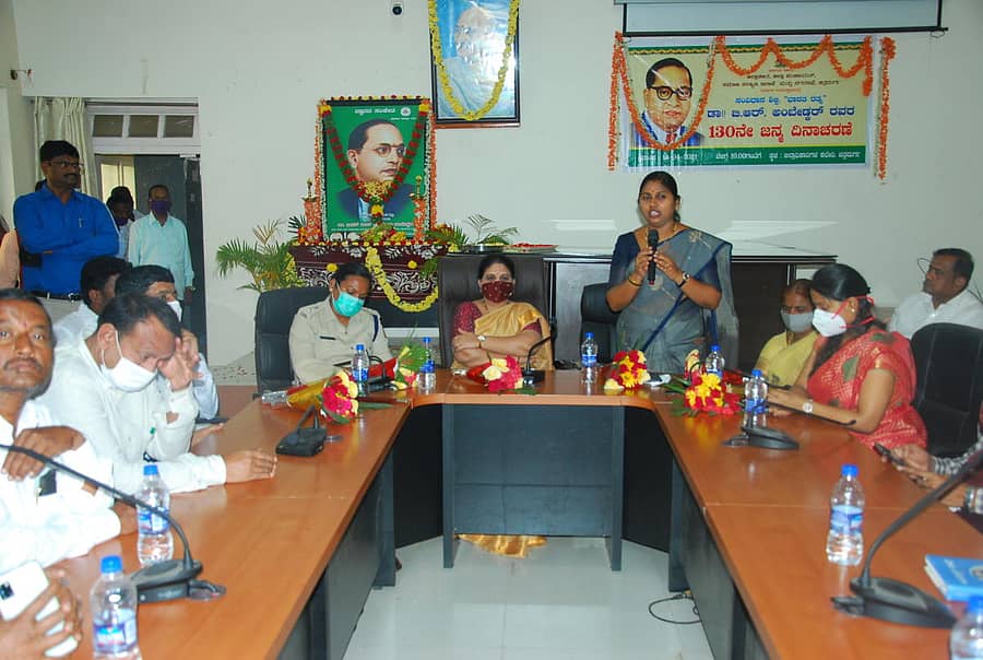 ಚಿತ್ರದುರ್ಗದ ಜಿಲ್ಲಾಧಿಕಾರಿ ಕಚೇರಿಯಲ್ಲಿ ಬುಧವಾರ ನಡೆದ ಅಂಬೇಡ್ಕರ್ ಜಯಂತಿಯಲ್ಲಿ ಜಿಲ್ಲಾ ಪಂಚಾಯಿತಿ ಅಧ್ಯಕ್ಷೆ ಶಶಿಕಲಾ ಸುರೇಶಬಾಬು ಮಾತನಾಡಿದರು. ಎಸ್ಪಿ ಜಿ.ರಾಧಿಕಾ, ಜಿಲ್ಲಾಧಿಕಾರಿ ಕವಿತಾ ಎಸ್.ಮನ್ನಿಕೇರಿ, ನಗರಸಭೆ ಅಧ್ಯಕ್ಷೆ ತಿಪ್ಪಮ್ಮ, ಸಿಇಒ ಡಾ.ಕೆ.ನಂದಿನಿ ದೇವಿ ಇದ್ದಾರೆ.