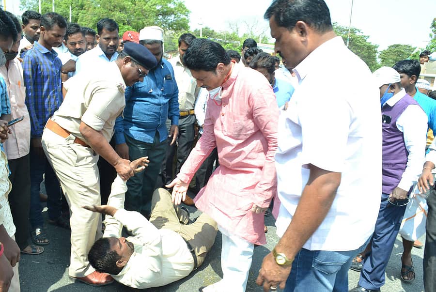 ಮಾನ್ವಿಯಲ್ಲಿ ಬುಧವಾರ ರಸ್ತೆಯ ಮೇಲೆ ಮಲಗಿ ಪ್ರತಿಭಟಿಸಿದ ಪ್ರಭುರಾಜ ಕೊಡ್ಲಿ ಅವರನ್ನು ಶಾಸಕ ರಾಜಾ ವೆಂಕಟಪ್ಪ ನಾಯಕ, ಪೊಲೀಸ್ ಅಧಿಕಾರಿಗಳು ಮನವೊಲಿಸಿದರು