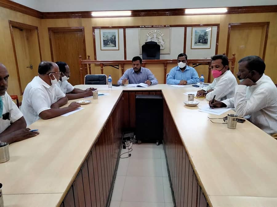 ರಾಯಚೂರು ಜಿಲ್ಲಾಧಿಕಾರಿ ಆರ್.ವೆಂಕಟೇಶಕುಮಾರ್ ಜಿಲ್ಲಾಧಿಕಾರಿ ಸಭಾಂಗಣದಲ್ಲಿ ಉಪಚುನಾವಣೆಗೆ ಸಂಬಂಧಿಸಿದಂತೆ ಬುಧವಾರ ಅಧಿಕಾರಿಗಳ ಸಭೆ ನಡೆಸಿದರು