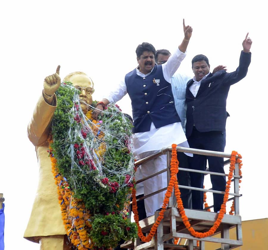 ಬೀದರ್ನಲ್ಲಿ ಬಿಜೆಪಿ ಮುಖಂಡ ಸೂರ್ಯಕಾಂತ ನಾಗಮಾರಪಳ್ಳಿ ಅವರು ಡಾ.ಬಿ.ಆರ್.ಅಂಬೇಡ್ಕರ್ ಪ್ರತಿಮೆಗೆ ಮಾಲಾರ್ಪಣೆ ಮಾಡಿದರು. ಶೈಲೇಂದ್ರ ಬೆಲ್ದಾಳೆ ಹಾಗೂ ಹಿಪ್ಪಳಗಾಂವ್ ಇದ್ದಾರೆ