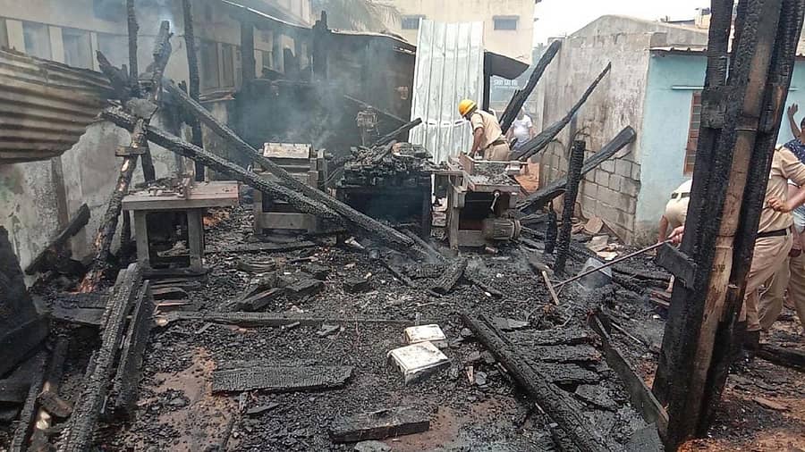 ಹಾವೇರಿ ನಗರದ ಎಪಿಎಂಸಿ ರಸ್ತೆಗೆ ಹೊಂದಿಕೊಂಡಿರುವ ವುಡ್ ಪ್ಲೇನಿಂಗ್ ಮಿಲ್ನಲ್ಲಿ ಬೆಂಕಿ ಅವಘಡದಿಂದ ಯಂತ್ರೋಪಕರಣ ಮತ್ತು ಕಟ್ಟಿಗೆಗಳು ಸುಟ್ಟು ಕರಕಲಾಗಿರುವ ದೃಶ್ಯ