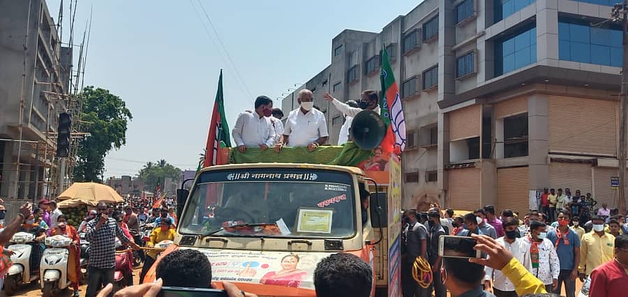 ಮುಖ್ಯಮಂತ್ರಿ ಬಿ.ಎಸ್.ಯಡಿಯೂರಪ್ಪ ಅವರು ಬೆಳಗಾವಿ ದಕ್ಷಿಣ ವಿಧಾನಸಭಾ ಕ್ಷೇತ್ರದಲ್ಲಿ ಗುರುವಾರ ತೆರದ ವಾಹನದಲ್ಲಿ ರೋಡ್ ಷೋ ನಡೆಸಿ ಮತ ಯಾಚಿಸಿದರು.