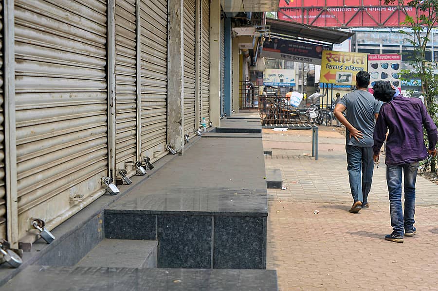 ಕೋವಿಡ್‌್19 ನಿಯಂತ್ರಣದ ಹಿನ್ನೆಲೆಯಲ್ಲಿ ಮಹಾರಾಷ್ಟ್ರದಾದ್ಯಂತ 15 ದಿನಗಳ ಕಾಲ ಲಾಕ್‌ಡೌನ್ ಮಾದರಿಯ ಕಠಿಣ ನಿರ್ಬಂಧಗಳನ್ನು ಜಾರಿಗೊಳಿಸಲಾಗಿದ್ದು, ಈ ಹಿನ್ನೆಲೆಯಲ್ಲಿ ಸಾಂಗ್ಲಿ ಜಿಲ್ಲಾ ಕೇಂದ್ರದಲ್ಲಿ ಅಂಗಡಿ ಮಳಿಗೆಗಳು ಬಂದ್ ಮಾಡಿರುವ ದೃಶ್ಯ.