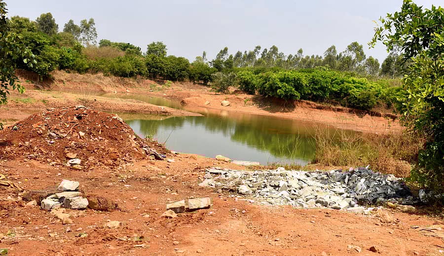 ದೊಡ್ಡಬ್ಯಾಲಕೆರೆ ಗ್ರಾಮದ ಕೆರೆಯ ಆಂಗಳದಲ್ಲಿ2 ಕಿಡಿಗೇಡಿಗಳು ಕಟ್ಟಡದ ತ್ಯಾಜ್ಯ ಸುರಿದಿರುವುದು
