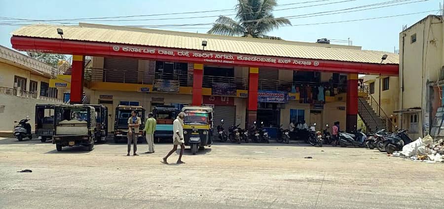 ಚನ್ನಪಟ್ಟಣ ತಾಲ್ಲೂಕಿನ ಕೋಡಂಬಹಳ್ಳಿ ಗ್ರಾಮದಲ್ಲಿ ನಿರ್ಮಾಣವಾಗಿರುವ ಸರ್ಕಾರಿ ಬಸ್ ನಿಲ್ದಾಣದಲ್ಲಿ ಆಟೊ, ಬೈಕ್‌ಗಳು ನಿಂತಿರುವುದು