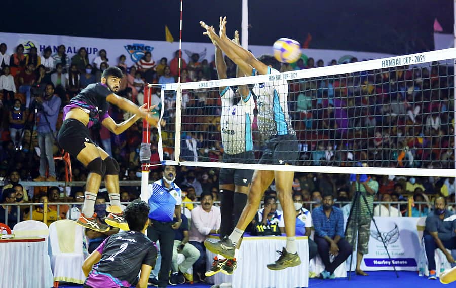 ಸಕಲೇಶಪುರ ತಾಲ್ಲೂಕಿನ ಹಾನುಬಾಳು ಹೋಬಳಿ ಕೇಂದ್ರದಲ್ಲಿ ಮಂಗಳವಾರ ರಾತ್ರಿ ನಡೆದ ರಾಷ್ಟ್ರೀಯ ಮಟ್ಟದ ವಾಲಿಬಾಲ್ ಪಂದ್ಯಾವಳಿಯ ಸೆಮಿಫೈನಲ್ನಲ್ಲಿ ಹೊಳೆನರಸೀಪುರದ ತರುಣ್ಗೌಡ ಆಕರ್ಷಕ ಹೊಡೆತ ಪ್ರದರ್ಶಿಸಿದರು