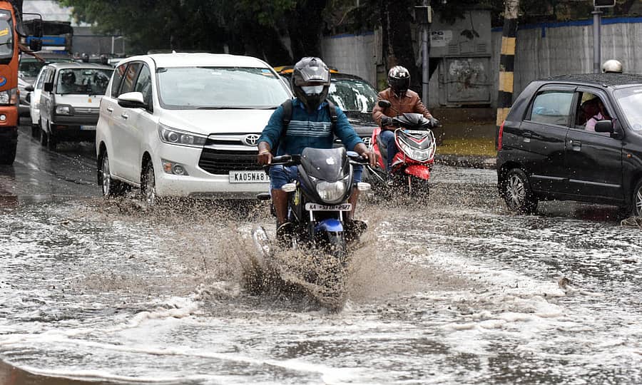 ಗಂಗಾನಗರದ ಬಳಿಯ ಬಳ್ಳಾರಿ ರಸ್ತೆಯಲ್ಲಿ ಮಳೆ ನೀರಿನಲ್ಲಿ ವಾಹನಗಳು ಸಂಚರಿಸುತ್ತಿದ್ದ ದೃಶ್ಯ ಬುಧವಾರ ಕಂಡು ಬಂತು –ಪ್ರಜಾವಾಣಿ ಚಿತ್ರ
