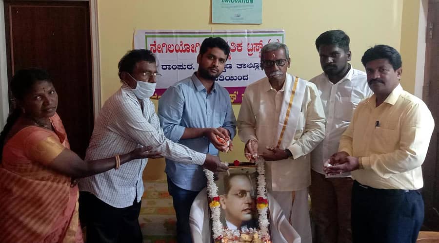 ಚನ್ನಪಟ್ಟಣದಲ್ಲಿ ನಡೆದ ಡಾ.ಬಿ.ಆರ್. ಡಅಂಬೇಡ್ಕರ್ ಜನ್ಮ ದಿನಾಚರಣೆಯಲ್ಲಿ ಅಂಬೇಡ್ಕರ್ ಭಾವಚಿತ್ರಕ್ಕೆ ಪುಷ್ಪನಮನ ಸಲ್ಲಿಸಲಾಯಿತು