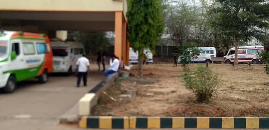 ಜಾಲಹಳ್ಳಿ ಲಕ್ಷ್ಮೀಪುರ ಕ್ರಾಸ್ ವಿದ್ಯುತ್ ಚಿತಾಗಾರದ ಎದುರು ನಿಂತಿರುವ ಆಂಬುಲೆನ್ಸ್ಗಳ ಸಾಲು