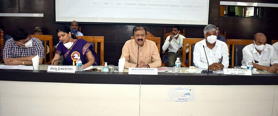 ಜಿ.ಪಂ ಸಭಾಂಗಣದಲ್ಲಿ ನಡೆದ ಜನಪ್ರತಿನಿಧಿಗಳು– ಅಧಿಕಾರಿಗಳ ಸಭೆಯಲ್ಲಿ ಸಚಿವ ಕೆ.ಸಿ.ನಾರಾಯಣಗೌಡ ಮಾತನಾಡಿದರು