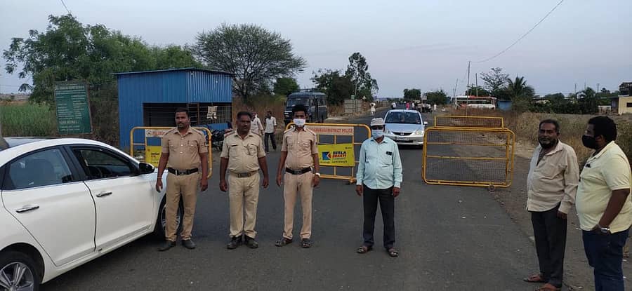 ಆಳಂದ ತಾಲ್ಲೂಕಿನ ಹಿರೋಳಿ ಗಡಿ ತಪಾಸಣೆ ಕೇಂದ್ರದಲ್ಲಿ ಆರೋಗ್ಯ ಇಲಾಖೆ ಹಾಗೂ ಪೊಲೀಸ್ ಸಿಬ್ಬಂದಿ