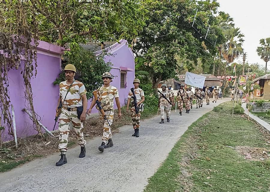 ಐದನೇ ಹಂತದ ಚುನಾವಣೆ ನಿಗದಿಯಾಗಿರುವ ಪುರ್ಬಾ ಬರ್ಧಮಾನ ಜಿಲ್ಲೆಯಲ್ಲಿ ಐಟಿಬಿಪಿ ಸಿಬ್ಬಂದಿ ಪಥಸಂಚಲನ ನಡೆಸಿದರು–ಪಿಟಿಐ ಚಿತ್ರ