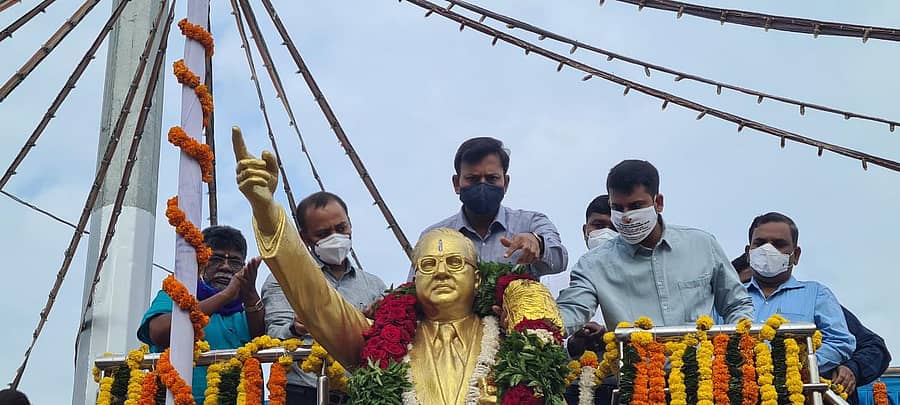 ರಾಯಚೂರಿನಲ್ಲಿ ಡಾ.ಬಿ.ಆರ್.ಅಂಬೇಡ್ಕರ್ ಜಯಂತಿ ದಿನದಂದು ಜಿಲ್ಲಾಧಿಕಾರಿ ಆರ್.ವೆಂಕಟೇಶಕುಮಾರ್ ಹಾಗೂ ವಿವಿಧ ಇಲಾಖೆಗಳ ಅಧಿಕಾರಿಗಳು, ಸಮಾಜದ ಮುಖಂಡರೆಲ್ಲರೂ ಪುತ್ಥಳಿಗೆ ಮಾಲಾರ್ಪಣೆ ಮಾಡಿ ಗೌರವ ಸಲ್ಲಿಸಿದರು