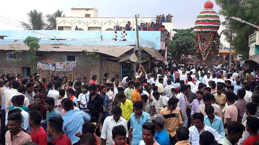 ಕೊಪ್ಪಳ ತಾಲ್ಲೂಕಿನ ಗಿಣಿಗೇರಾ ಗ್ರಾಮದಲ್ಲಿ ಯುಗಾದಿ ಪಾಡ್ಯ ಕರಿ ದಿನದಂದು ಹನುಮಂತ ದೇವರ ರಥೋತ್ಸವ ಸಾವಿರಾರು ಭಕ್ತರ ಮಧ್ಯೆ ಜರುಗಿತು