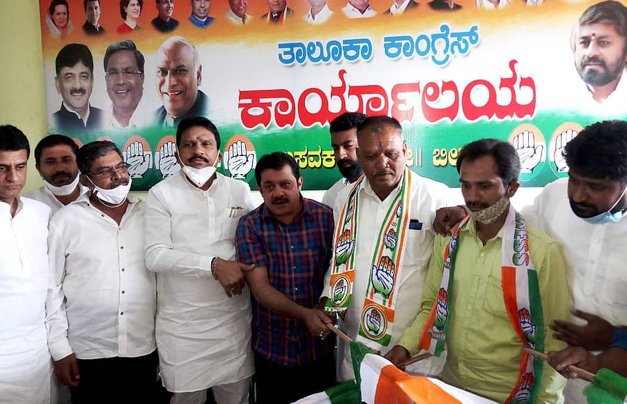 ಬಸವಕಲ್ಯಾಣದಲ್ಲಿನ ಕಾಂಗ್ರೆಸ್ ಕಚೇರಿಯಲ್ಲಿ ಬುಧವಾರ ಎಐಎಂಐಎಂ ಮುಖಂಡ ರಾಮ ಗೋಡಬೋಲೆ, ಬಸವರಾಜ ಅವರು ಶಾಸಕ ರಾಜಶೇಖರ ಪಾಟೀಲ, ಜಮೀರ್ ಅಹ್ಮದ್ ಸಮ್ಮುಖದಲ್ಲಿ ಕಾಂಗ್ರೆಸ್ ಸೇರ್ಪಡೆಗೊಂಡರು