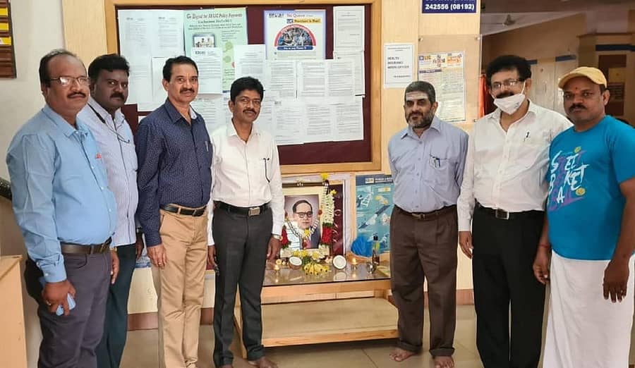 ಭಾರತೀಯ ಜೀವ ವಿಮಾ ಹರಿಹರ ಶಾಖೆಯಲ್ಲಿ ಡಾ. ಬಾಬಾಸಾಹೇಬ್ ಅಂಬೇಡ್ಕರ್ ಅವರ ಜಯಂತಿ ಆಚರಣೆ ಮಾಡಲಾಯಿತು. ಶಾಖೆಯ ಪ್ರಬಂಧಕ ಜಯಸಿಂಹ, ಸಹಾಯಕ ಆಡಳಿತಧಿಕಾರಿ ಚಂದ್ರಶೇಖರ ನಾಯ್ಕ್, ಆಡಳಿತ ಅಧಿಕಾರಿಗಳಾದ ವೀರೇಶ್, ಬಸವರಾಜಪ್ಪ ಮತ್ತು ಅಭಿವೃದ್ಧಿ ಅಧಿಕಾರಿ ಪ್ರಕಾಶ್ ಇದ್ದರು.