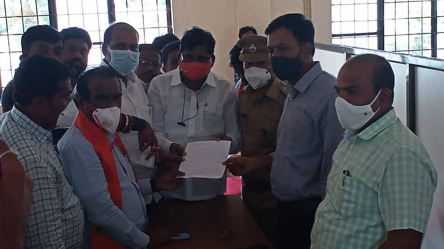 ಮಸ್ಕಿ ಉಪ ಚುನಾವಣೆಯಲ್ಲಿ ಮತದಾರರಿಗೆ ಕಾಂಗ್ರೆಸ್ ಹಣ ಹಂಚುತ್ತಿದೆ ಎಂದು ಆರೋಪಿಸಿ ಬಿಜೆಪಿ ರಾಜ್ಯ ಪ್ರಧಾನ ಕಾರ್ಯದರ್ಶಿ ಎನ್. ರವಿಕುಮಾರ ನೇತೃತ್ವದ ಬಿಜೆಪಿ ನಿಯೋಗ ಗುರುವಾರ ಚುನಾವಣಾಧಿಕಾರಿ ರಾಜಶೇಖರ ಡಂಬಳ ಅವರಿಗೆ ದೂರು ಸಲ್ಲಿಸಿತು