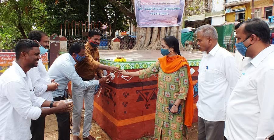 ವಿಶ್ವ ದೃಶ್ಯಕಲಾ ದಿನಾಚರಣೆ ಕಾರ್ಯಕ್ರಮವನ್ನು ಹೆಚ್ಚುವರಿ ಜಿಲ್ಲಾಧಿಕಾರಿ ಎಸ್.ಕಾತ್ಯಾಯಿನಿದೇವಿ ಉದ್ಘಾಟಿಸಿದರು