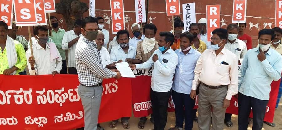 ರಾಯಚೂರಿನಲ್ಲಿ ಆಲ್ ಇಂಡಿಯಾ ಕಿಸಾನ್ ಖೇತ್ ಮಜ್ದೂರ್ ಸಂಘಟನೆ (ರೈತ-ಕೃಷಿ ಕಾರ್ಮಿಕರ ಸಂಘಟನೆ ಸಂಯೋಜಿತ) ಜಿಲ್ಲಾ ಘಟಕದಿಂದ ಟಿಪ್ಪುಸುಲ್ತಾನ್ ಉದ್ಯಾನದಲ್ಲಿ ಗುರುವಾರ ಪ್ರತಿಭಟನೆ ನಡೆಸಿ ಜಿಲ್ಲಾಡಳಿತದ ಮೂಲಕ ಪ್ರಧಾನಮಂತ್ರಿಗೆ ಮನವಿ ಸಲ್ಲಿಸಲಾಯಿತು