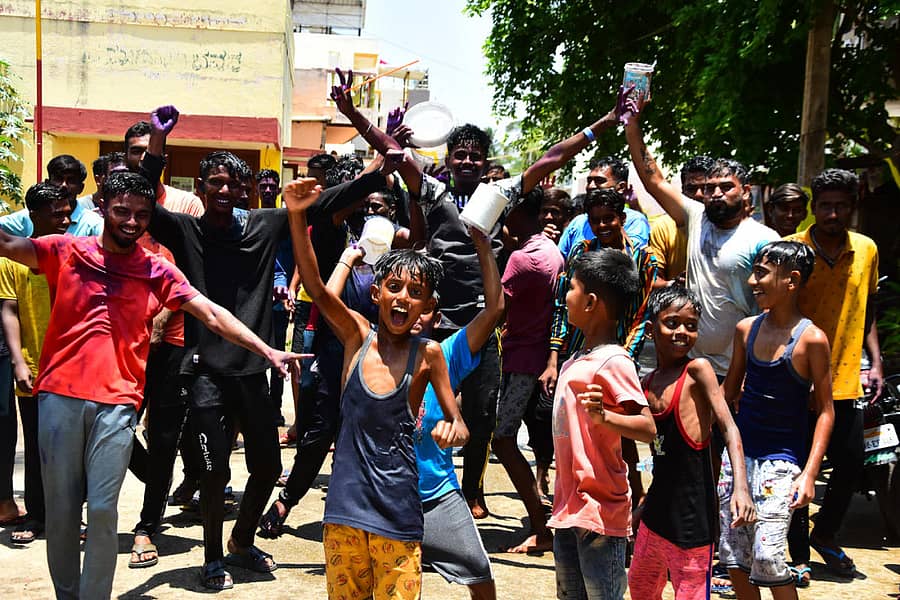 ಯುಗಾದಿ ಹಬ್ಬವಾದ ಮರುದಿನ ಚಿತ್ರದುರ್ಗ ನಗರದ ಹಲವೆಡೆ ಯುವಸಮೂಹ, ಚಿಣ್ಣರು ನೀರೆರಚುವ ಹಬ್ಬದ ಆಟದಲ್ಲಿ ತಲ್ಲೀನರಾದರು