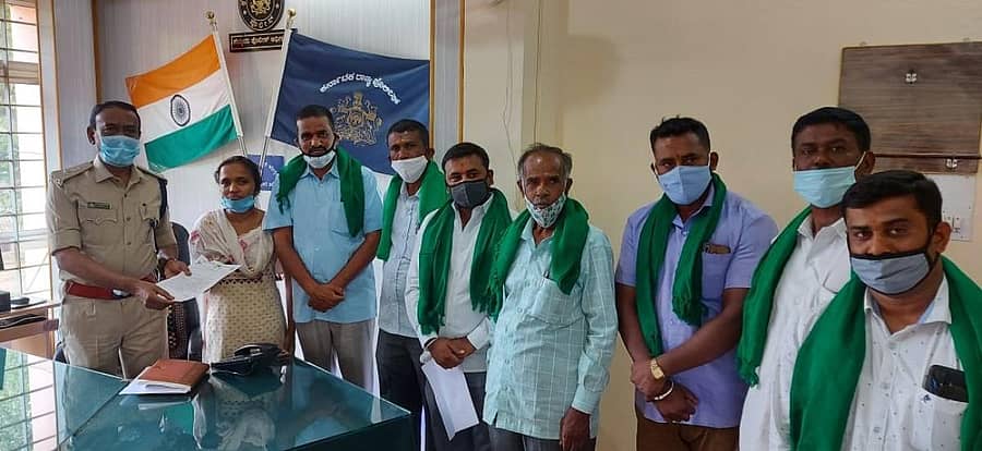 ಐಪಿಎಲ್ ಕ್ರಿಕೆಟ್ ಬೆಟ್ಟಿಂಗ್ ದಂಧೆಗೆ ಕಡಿವಾಣ ಹಾಕುವಂತೆ ಒತ್ತಾಯಿಸಿ ರಾಜ್ಯ ರೈತ ಸಂಘ ಮತ್ತು ಹಸಿರು ಸೇನೆ ಸದಸ್ಯರು ಕೋಲಾರದಲ್ಲಿ ಗುರುವಾರ ಹೆಚ್ಚುವರಿ ಜಿಲ್ಲಾ ಪೊಲೀಸ್ ವರಿಷ್ಠಾಧಿಕಾರಿ ನಾರಾಯಣಸ್ವಾಮಿ ಅವರಿಗೆ ಮನವಿ ಸಲ್ಲಿಸಿದರು.