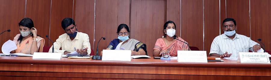 ಕಾರವಾರದಲ್ಲಿ ಗುರುವಾರ ಜಿಲ್ಲಾ ಪಂಚಾಯಿತಿಯ ತಿಂಗಳ ಪ್ರಗತಿ ಪರಿಶೀಲನಾ ಸಭೆಯು ಅಧ್ಯಕ್ಷೆ ಜಯಶ್ರೀ ಮೊಗೇರ ಅಧ್ಯಕ್ಷತೆಯಲ್ಲಿ ನಡೆಯಿತು