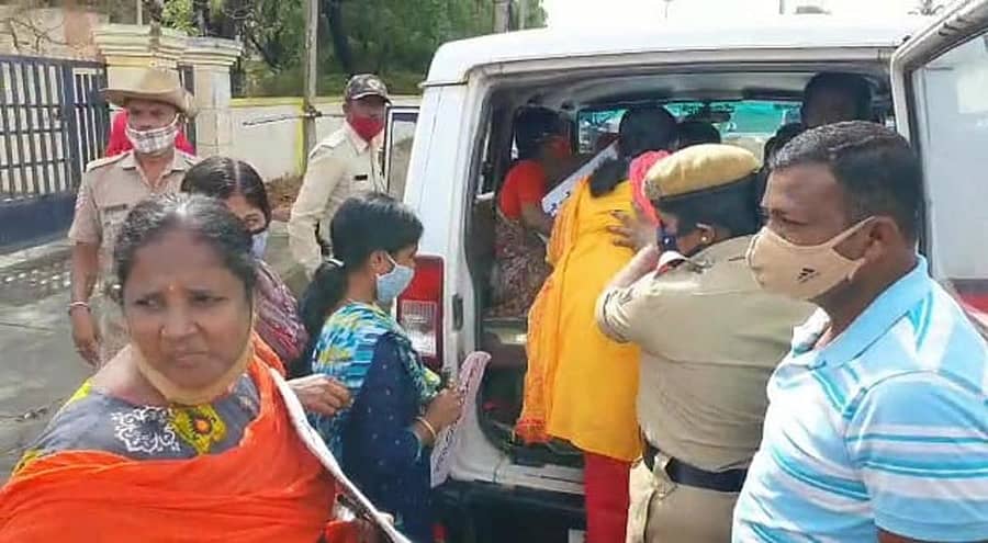 ಕೋಲಾರದಲ್ಲಿ ಗುರುವಾರ ಕೆಎಸ್ಆರ್ಟಿಸಿ ವಿಭಾಗೀಯ ನಿಯಂತ್ರಣಾಧಿಕಾರಿ ಕಚೇರಿಗೆ ಮುತ್ತಿಗೆ ಹಾಕಲು ಯತ್ನಿಸಿದ ಸಾರಿಗೆ ನೌಕರರ ಕುಟುಂಬ ಸದಸ್ಯರನ್ನು ಪೊಲೀಸರು ತೆಗೆದುಕೊಂಡರು.