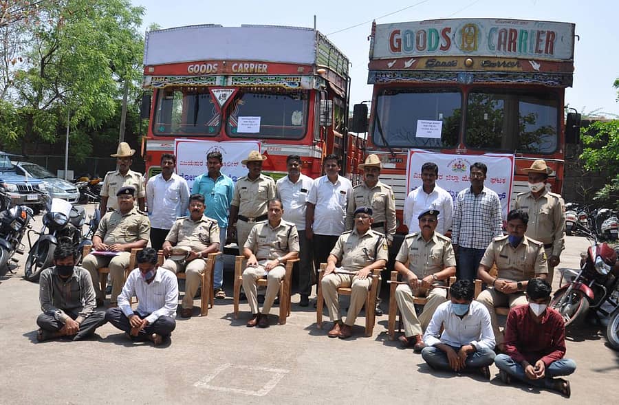 ವಿಜಯಪುರ ನಗರದ ಗೋಳಗುಮ್ಮಟ ಠಾಣೆ ಪೊಲೀಸರು ಬಂಧಿಸಿರುವ ಲಾರಿ ಮತ್ತು ಬೈಕ್ ಕಳ್ಳರು–ಪ್ರಜಾವಾಣಿ ಚಿತ್ರ