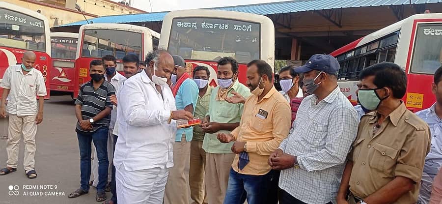 ಕರ್ನಾಟಕ ರಾಜ್ಯ ಬೀಜ ಮತ್ತು ಸಾವಯವ ಪ್ರಮಾಣನ ಸಂಸ್ಥೆ ಅಧ್ಯಕ್ಷ ವಿಜುಗೌಡ ಪಾಟೀಲ ಅವರು ಕರ್ತವ್ಯಕ್ಕೆ ಹಾಜರಾದ ಸಾರಿಗೆ ಸಿಬ್ಬಂದಿಗೆ ಯುಗಾದಿ ಹಬ್ಬದ ಸಿಹಿ ವಿತರಿಸಿದರು 