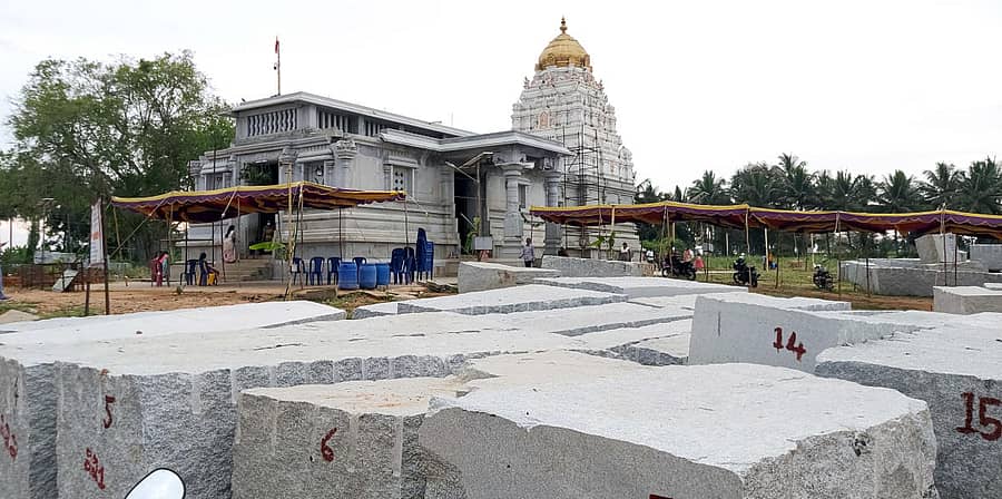 ರಾಜಗೋಪುರ, ಪ್ರಾಂಗಣ ನಿರ್ಮಾಣಕ್ಕಾಗಿ ತಂದಿರುವ ಶಿಲೆಗಳು (ಎಡಚಿತ್ರ). ಭೂ ವರಾಹನಾಥಸ್ವಾಮಿಯ ಮೂಲ ವಿಗ್ರಹ