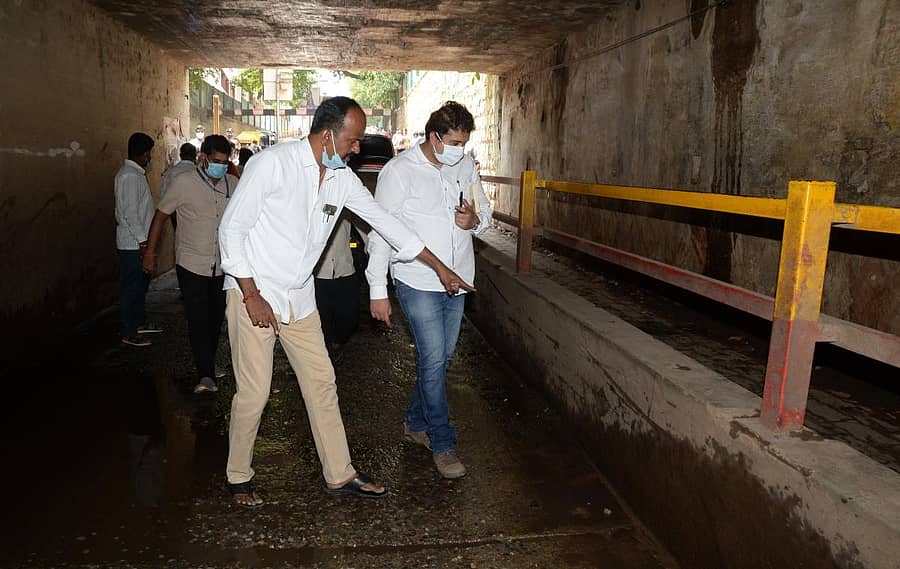 ದಾವಣಗೆರೆಯಲ್ಲಿ ಬುಧವಾರ ರಾತ್ರಿ ಸುರಿದ ಮಳೆಯಿಂದ ರೇಲ್ವೆ ಕೆಳ ಸೇತುವೆಯಡಿ ನೀರು ನಿಂತಿದ್ದನ್ನು ಮೇಯರ್ ಎಸ್.ಟಿ. ವೀರೇಶ್, ಪಾಲಿಕೆ ಆಯುಕ್ತ ವಿಶ್ವನಾಥ್ ಮುದಜ್ಜಿ, ಎಂಜಿನಿಯರ್ಗಳು ಪರಿಶೀಲಿಸಿದರು –ಪ್ರಜಾವಾಣಿ ಚಿತ್ರ/ ಸತೀಶ ಬಡಿಗೇರ್