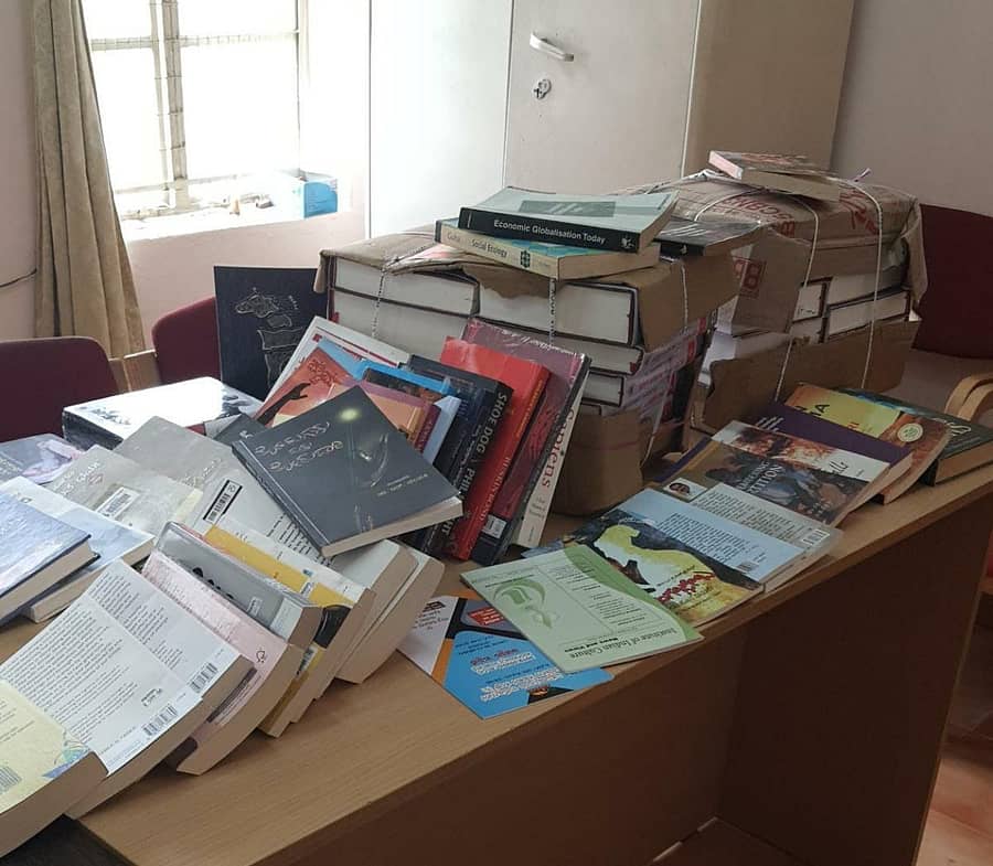 ಸೈಯದ್ ಇಸಾಕ್ ಅವರ ಗ್ರಂಥಾಲಯಕ್ಕೆ ನೀಡಲು ಪ್ರೊ.ಮುಜಾಫರ್ ಅಸಾದಿ ಸಂಗ್ರಹಿಸುತ್ತಿರುವ ಪುಸ್ತಕಗಳು