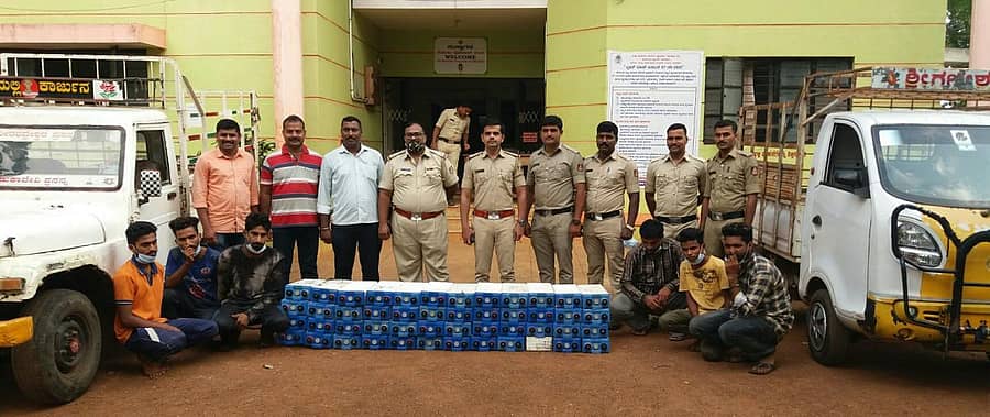 ಸೊರಬ ತಾಲ್ಲೂಕಿನ ಮಾವಲಿ ಗ್ರಾಮದಲ್ಲಿರುವ ಜಿಯೊ ಮೊಬೈಲ್ ಟವರ್‌ನಲ್ಲಿ ಬ್ಯಾಟರಿಗಳನ್ನು ಕದ್ದ ಆರೋಪಿಗಳನ್ನು ಪೊಲೀಸರು ಬಂಧಿಸಿದರು