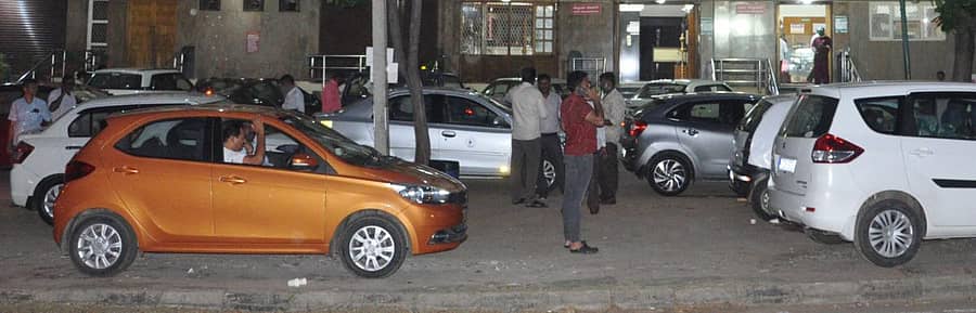 ಬೆಂಗಳೂರು– ಮೈಸೂರು ರಾಷ್ಟ್ರೀಯ ಹೆದ್ದಾರಿ ಬದಿಯ ಖಾಸಗಿ ಹೋಟೆಲ್‌ ಮುಂದಿನ ವಾಹನ ದಟ್ಟಣೆಯ ದೃಶ್ಯ