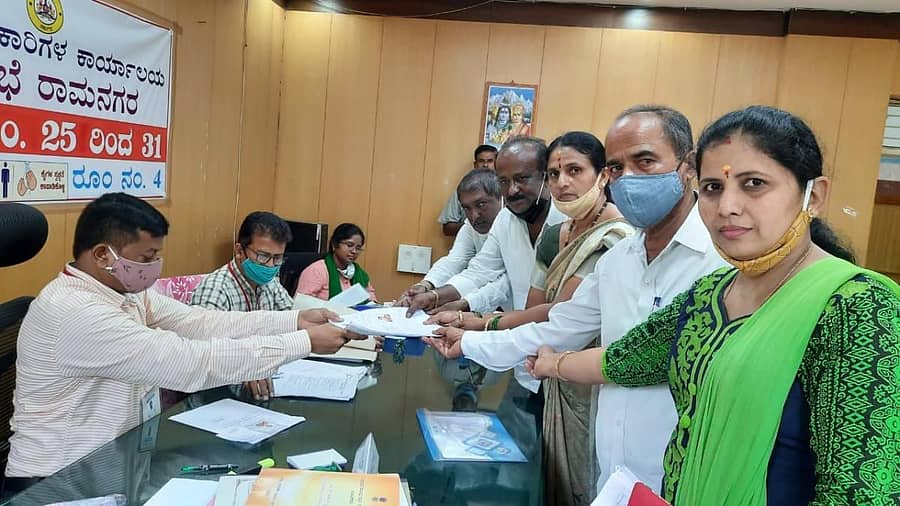 27ನೇ ವಾರ್ಡಿನಿಂದ ಜೆಡಿಎಸ್ ಅಭ್ಯರ್ಥಿಯಾಗಿ ವಿ. ಕಲಾ ಗುರುವಾರ ಬೆಂಬಲಿಗರೊಂದಿಗೆ ನಾಮಪತ್ರ ಸಲ್ಲಿಸಿದರು