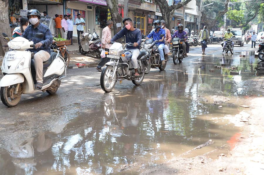 ದಾವಣಗೆರೆಯಲ್ಲಿ ಬುಧವಾರ ಸುರಿದ ಮಳೆಯಿಂದ ಜಯದೇವ ವೃತ್ತದ ಬಳಿ ಮಳೆ ನೀರು ನಿಂತಿದ್ದು, ವಾಹನ ಸವಾರರು ಮತ್ತು ಪಾದಚಾರಿಗಳು ಪರದಾಡುವಂತಾಯಿತು.