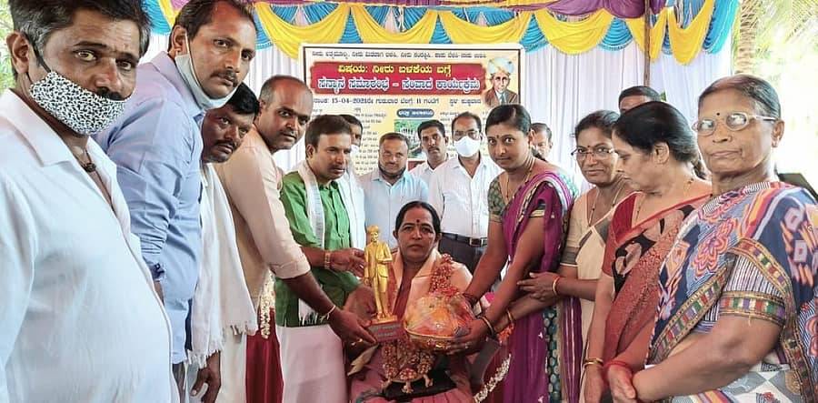 ಭದ್ರಾ ಅಚ್ಚುಕಟ್ಟು ಪ್ರಾಧಿಕಾರದ ಕೊನೆಯ ಭಾಗಗಳಾದ ತ್ಯಾವಣಿಗೆ ಹಾಗೂ ಕುಕ್ಕವಾಡ ರೈತರು ಗುರುವಾರ ಹಮ್ಮಿಕೊಂಡಿದ್ದ ಕಾರ್ಯಕ್ರಮದಲ್ಲಿ ‘ಕಾಡಾ’ ಅಧ್ಯಕ್ಷೆ ಪವಿತ್ರ ರಾಮಯ್ಯ ಅವರನ್ನು ಸನ್ಮಾನಿಸಲಾಯಿತು