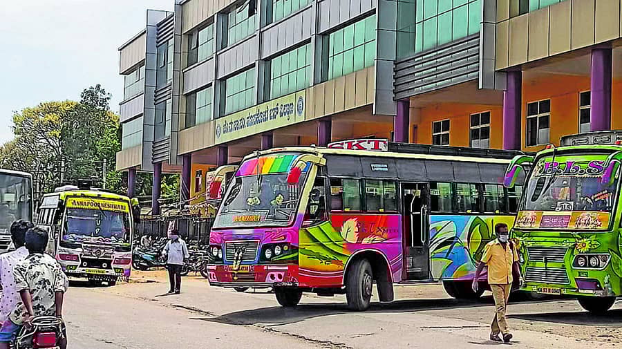 ಹೊಸಕೋಟೆಯ ಬಿಎಂಟಿಸಿ ಬಸ್ ನಿಲ್ದಾಣದಲ್ಲಿ ನಿಂತಿದ್ದ ಖಾಸಗಿ ಬಸ್‌ಗಳು