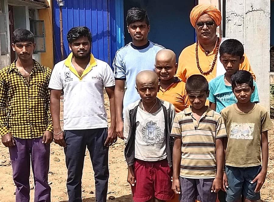 ಮಕ್ಕಳ ಜೊತೆಗೆ ದೇಗುಲಹಳ್ಳಿಯ ವೀರೇಶ್ವರ ಸ್ವಾಮೀಜಿ