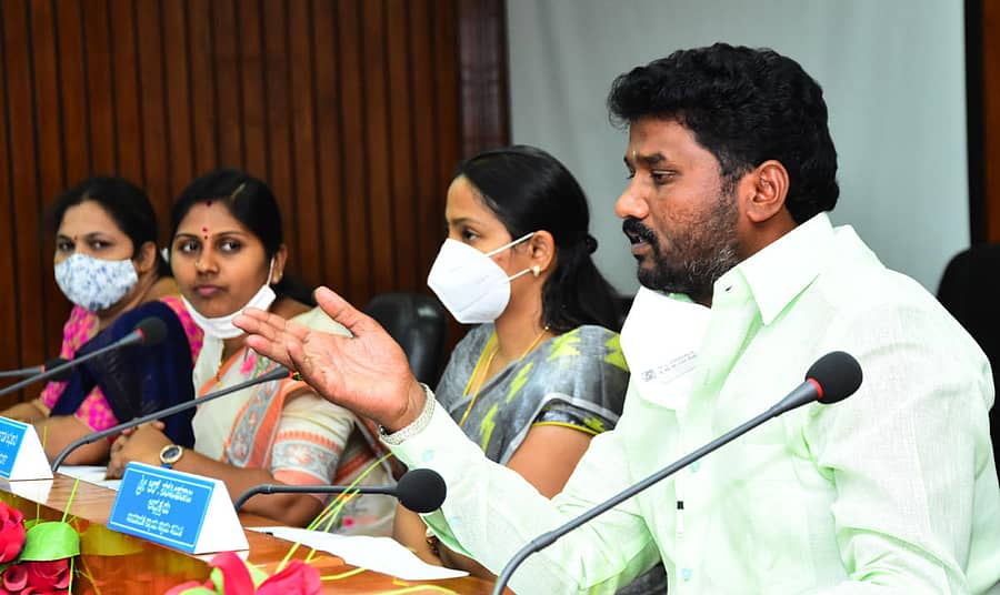 ಚಿತ್ರದುರ್ಗದ ಜಿಲ್ಲಾ ಪಂಚಾಯಿತಿಯಲ್ಲಿ ಶುಕ್ರವಾರ ನಡೆದ ಮಾಸಿಕ ಕೆಡಿಪಿ ಸಭೆಯಲ್ಲಿ ಸಾಮಾಜಿಕ ನ್ಯಾಯ ಸ್ಥಾಯಿ ಸಮಿತಿ ಅಧ್ಯಕ್ಷ ಆರ್.ನರಸಿಂಹರಾಜು ಮಾತನಾಡಿದರು. ಉಪಾಧ್ಯಕ್ಷೆ ವಿಜಯಲಕ್ಷ್ಮಿ ಪ್ರಕಾಶ್, ಅಧ್ಯಕ್ಷೆ ಶಶಿಕಲಾ ಸುರೇಶಬಾಬು, ಮುಖ್ಯ ಕಾರ್ಯನಿರ್ಹವಣಾಧಿಕಾರಿ ಡಾ.ಕೆ.ನಂದಿನಿದೇವಿ ಇದ್ದಾರೆ.