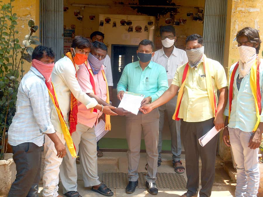 ಲಿಂಗಸುಗೂರಿನಲ್ಲಿ ಶುಕ್ರವಾರ ಕನ್ನಡ ಸೇನೆ ಕರ್ನಾಟಕ ಸಂಘಟನೆ ಕಾರ್ಯಕರ್ತರು ತಾಲ್ಲೂಕು ಪಂಚಾಯಿತಿ ಕಾರ್ಯನಿರ್ವಾಹಕ ಅಧಿಕಾರಿ ಮಲ್ಲಿಕಾರ್ಜುನ ಅವರಿಗೆ ಮನವಿ ಸಲ್ಲಿಸಿದರು