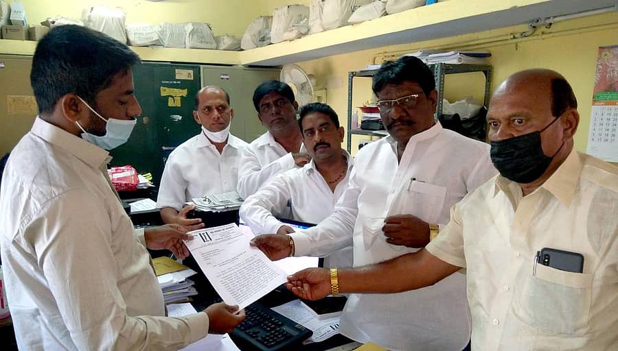 ರಾಯಚೂರು ಜಿಲ್ಲಾ ಚುನಾವಣಾಧಿಕಾರಿ ಕಚೇರಿಗೆ ಜಿಲ್ಲಾ ಜೆಡಿಎಸ್ನಿಂದ ಶುಕ್ರವಾರ ಮನವಿ ಸಲ್ಲಿಸಲಾಯಿತು