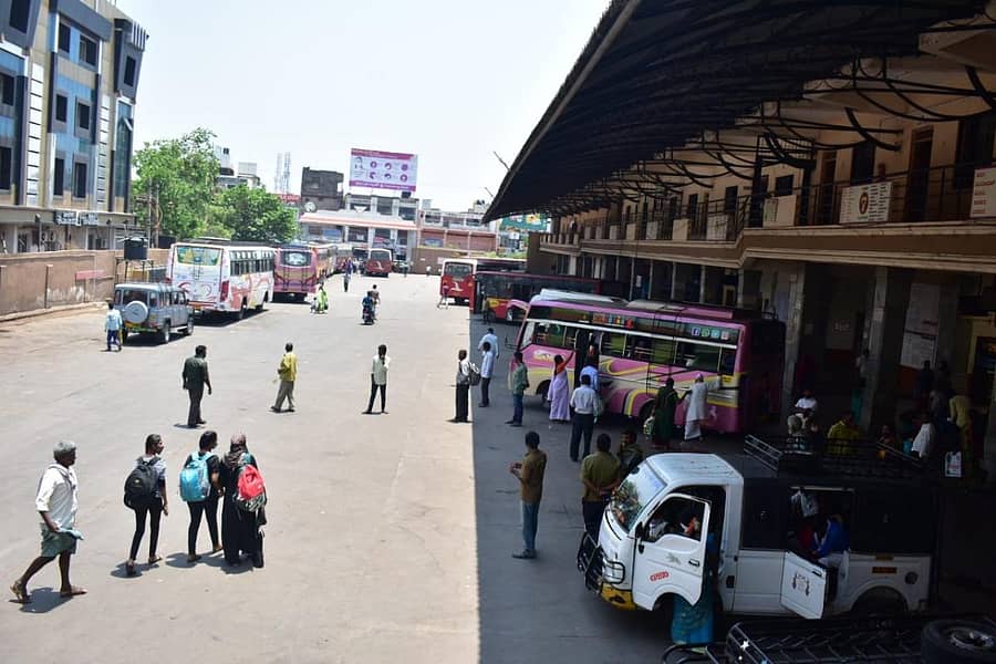 ಹೊಸಪೇಟೆ ಕೇಂದ್ರ ಬಸ್ ನಿಲ್ದಾಣದಲ್ಲಿ ಶುಕ್ರವಾರ ಖಾಸಗಿ ವಾಹನಗಳೇ ಹೆಚ್ಚಿನ ಸಂಖ್ಯೆಯಲ್ಲಿ ಕಂಡು ಬಂದವು