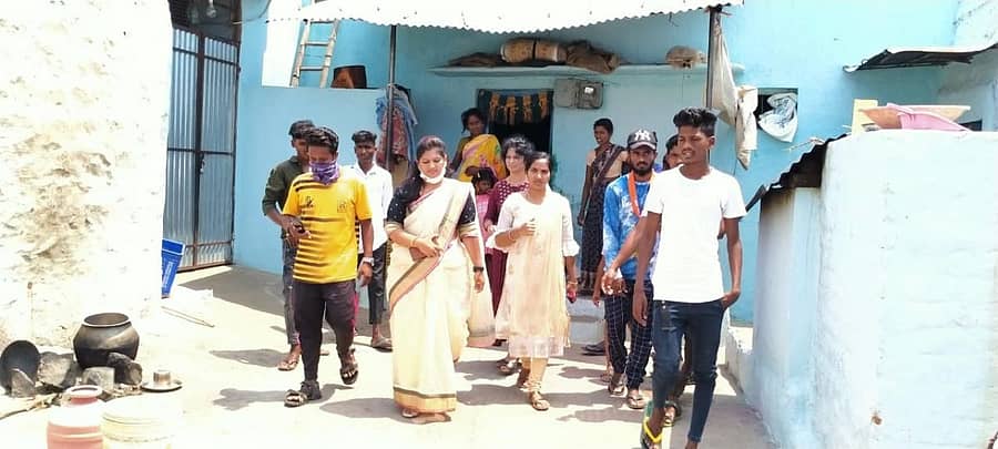 ಮಸ್ಕಿಯಲ್ಲಿ ಬಿಜೆಪಿ ಅಭ್ಯರ್ಥಿ ಪ್ರತಾಪಗೌಡ ಪಾಟೀಲ ಪರವಾಗಿ ಶುಕ್ರವಾರ ಪ್ರತಾಪಗೌಡರ‌ ಸೊಸೆ ವರ್ಷಾ ಪಿ. ಪಾಟೀಲ ಹಾಗೂ ಮಗಳು ಪ್ರೀತಿ‌ ಪಾಟೀಲ ಮನೆ‌ ಮನೆಗೆ ತೆರಳಿ ಮತಯಾಚನೆ ಮಾಡಿದರು