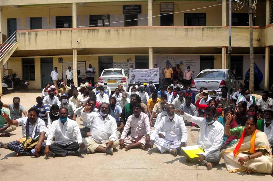 ಹಾಸನದ ಬಿಜೆಪಿ ಶಾಸಕ ಪ್ರೀತಂ ಗೌಡ ಅವರ ಕಚೇರಿ ಎದುರು ದಲಿತ ಸಂಘಟನೆಗಳ ಒಕ್ಕೂಟ ಹಾಗೂ ರೈತಸಂಘದ ಆಶ್ರಯದಲ್ಲಿ ಪ್ರತಿಭಟನೆ ನಡೆಸಲಾಯಿತು